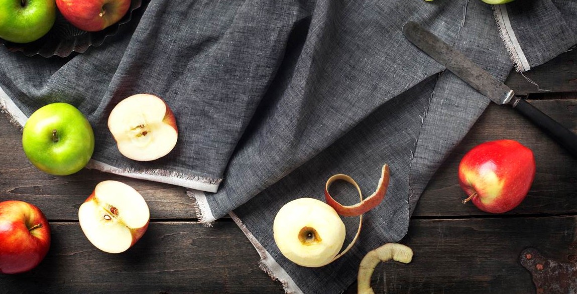 Various peeled and unpeeled apples